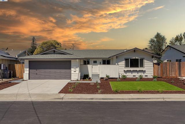 7421 Brookdale Ct, Dublin CA: https://media.crmls.org/mediaz/4eabd063-77a5-4c18-8968-c80f7dd7e260.jpg