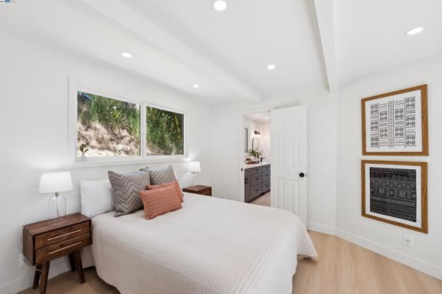 723 Redwood Rd, San Anselmo CA: https://media.crmls.org/mediaz/4eabf0cd-cc50-44ed-8072-50dea8ee1d0d.jpg