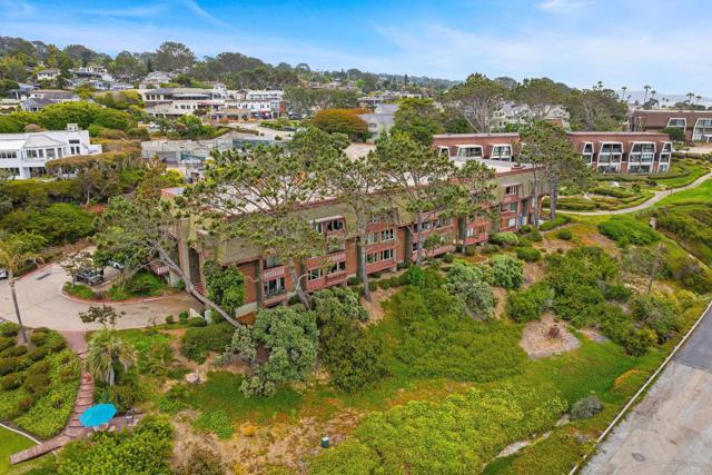 1562 Camino Del Mar, Del Mar CA: https://media.crmls.org/mediaz/4ead972f-1f41-4f67-9410-ad6678c4dd38.jpg