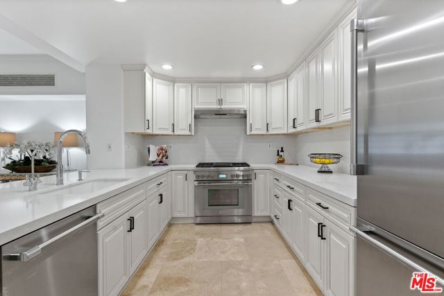 10795 Wilshire Boulevard, Los Angeles CA: https://media.crmls.org/mediaz/4eae1d6a-0f5e-4c20-b0ee-60b92d69cc89.jpg