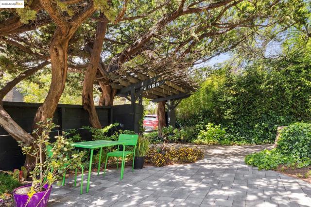 2633 Benvenue, Berkeley CA: https://media.crmls.org/mediaz/4eaf12c4-c8c6-4143-bedf-96380f4a46e4.jpg