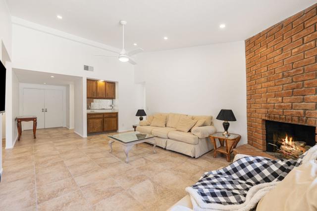 2050 Silver Oak Way, Hemet CA: https://media.crmls.org/mediaz/4eaf2c07-4ce7-4a1d-a2c2-849c0a484a81.jpg