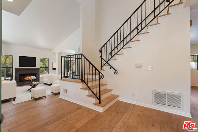 22960 Cass Avenue, Woodland Hills CA: https://media.crmls.org/mediaz/4eb0fb12-4001-4359-84f5-130af2dedd93.jpg