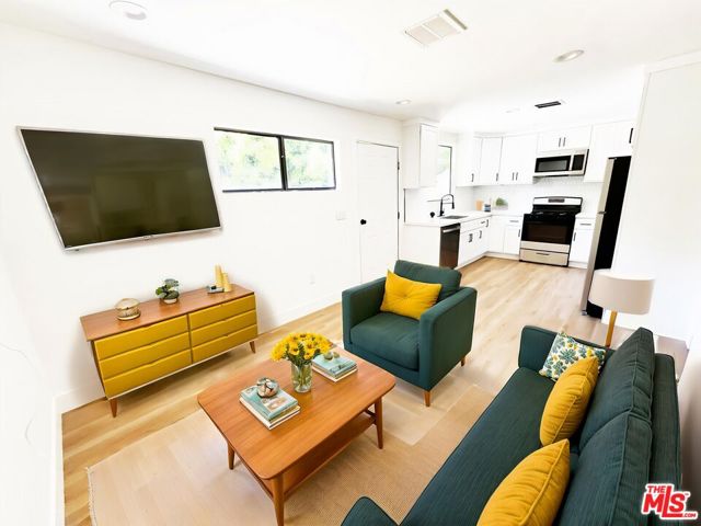 4192 Marlton Avenue, Los Angeles CA: https://media.crmls.org/mediaz/4eb0fdd0-3c7e-4538-bf40-68e6f3cd1654.jpg