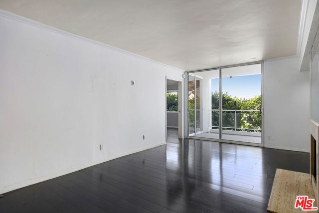 723 Palisades Beach Road, Santa Monica CA: https://media.crmls.org/mediaz/4eb1a7a8-33de-420b-aaf0-2f230265a130.jpg