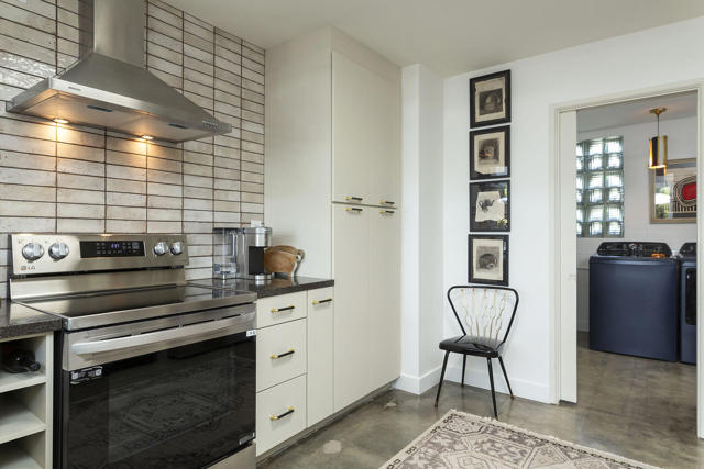 1055 E Granvia Valmonte, Palm Springs CA: https://media.crmls.org/mediaz/4eb35be8-fcdb-415d-99ae-8ae9e1b37da7.jpg