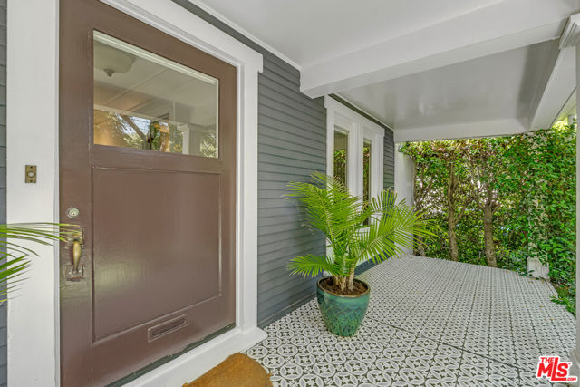 7024 De Longpre Avenue, Los Angeles CA: https://media.crmls.org/mediaz/4eb38bf6-2b39-4c9a-bb31-6688f2c89d41.jpg