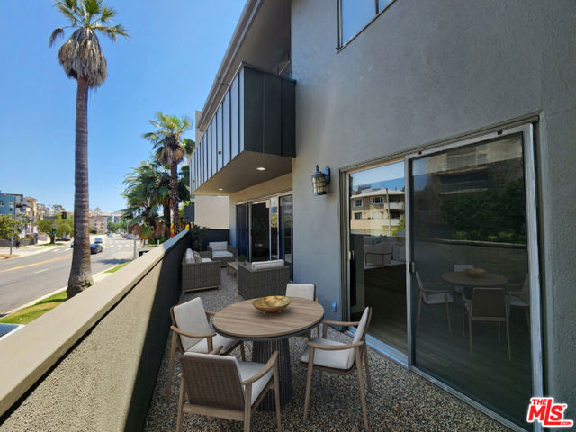 1357 1361 S Beverly Glen Boulevard, Los Angeles CA: https://media.crmls.org/mediaz/4eb3a46f-c568-4c9f-8911-799f433b3492.jpg