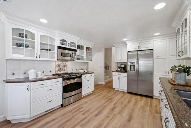 7467 Sundrop Ct, Pleasanton CA: https://media.crmls.org/mediaz/4eb46773-c125-4d68-8f40-b992bb2dd0c6.jpg