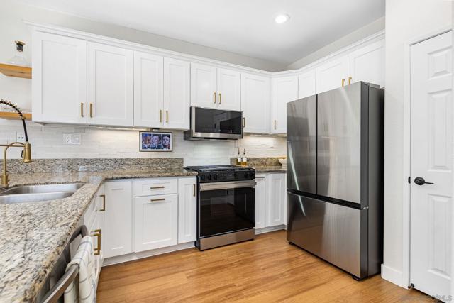 11799 Westview Pkwy, San Diego CA: https://media.crmls.org/mediaz/4eb4e736-b60d-4fa5-9d80-ec43d7de078d.jpg