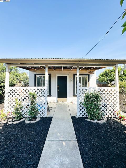 6916 Graham Avenue, Newark CA: https://media.crmls.org/mediaz/4eb4f422-09d2-4a1f-84a2-ca06d0614fb3.jpg