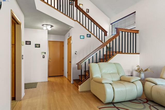 35 Leonard Ct, Alameda CA: https://media.crmls.org/mediaz/4eb58d88-1ce0-4e22-8d75-19af256c0640.jpg