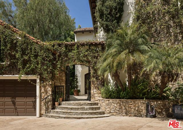 9301 Cherokee Lane, Beverly Hills CA: https://media.crmls.org/mediaz/4eb5b1ec-04af-47ac-8213-9c49858446cf.jpg