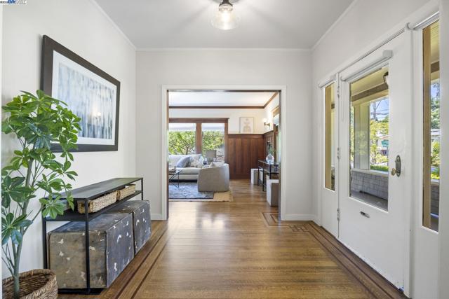 898 Union St, Alameda CA: https://media.crmls.org/mediaz/4eb6d77b-7bde-40af-b5c9-112b225e009f.jpg