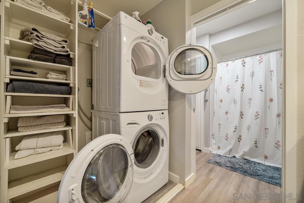 https://media.crmls.org/mediaz/4eb78ced-cdbc-4c34-abc0-d1a3915d2aa6.jpg?preset=X-Large