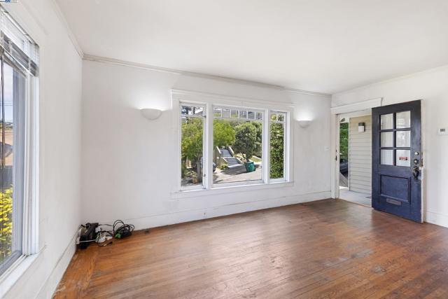 4011 Brighton Ave, Oakland CA: https://media.crmls.org/mediaz/4eb8bd84-8610-4b36-970e-c5e17fb74a4f.jpg