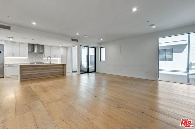 733 1/2 N Gramercy Place, Los Angeles CA: https://media.crmls.org/mediaz/4eb8dbcf-99b7-4a88-a003-88de34b75641.jpg