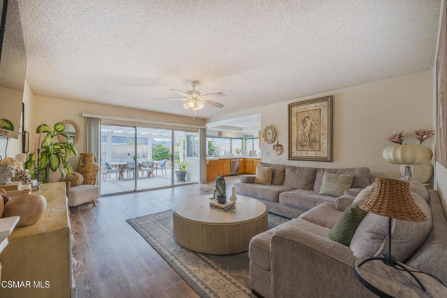 2653 N Broadmoor Avenue, Simi Valley CA: https://media.crmls.org/mediaz/4eb9bb98-c088-49e0-accc-d44dbfb87d44.jpg