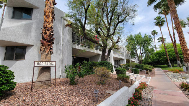 3155 E Ramon Road, Palm Springs CA: https://media.crmls.org/mediaz/4eb9f9ef-73f3-4361-a22c-dd5fbef2d9f1.jpg