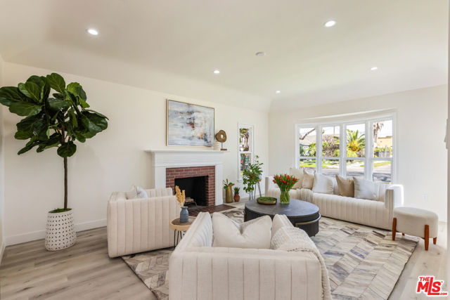 3827 S Victoria Avenue, View Park CA: https://media.crmls.org/mediaz/4ebaafc9-b816-488e-b6e2-c23316994745.jpg