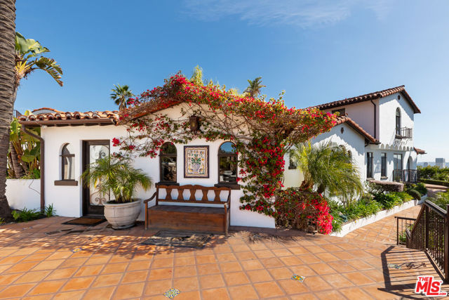 330 Kempton Road, Glendale CA: https://media.crmls.org/mediaz/4ebaeab3-8a88-4bac-919c-aea952fb9215.jpg
