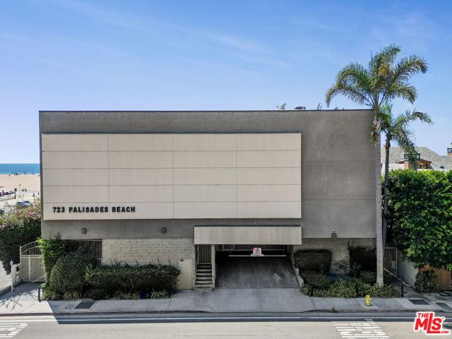 723 Palisades Beach Road, Santa Monica CA: https://media.crmls.org/mediaz/4ebb58b5-944d-4b24-bcf4-4e4660567c4b.jpg