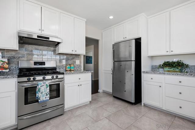 13325 Floral Ave, Poway CA: https://media.crmls.org/mediaz/4ebb8635-6ade-46dc-a1a7-2ad29429878d.jpg
