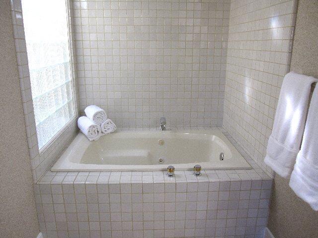 139 Lake Shore Drive, Rancho Mirage CA: https://media.crmls.org/mediaz/4ebb9eb7-d6ba-43e0-9a32-abc8a2c63eda.jpg