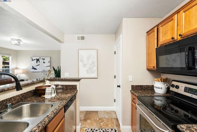 265 Reflections Dr, San Ramon CA: https://media.crmls.org/mediaz/4ebbdc77-9136-4b97-9594-66f2c8535d90.jpg