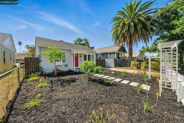 3832 33rd St, Sacramento CA: https://media.crmls.org/mediaz/4ebc4971-eb6d-4031-a881-f29f3704968b.jpg