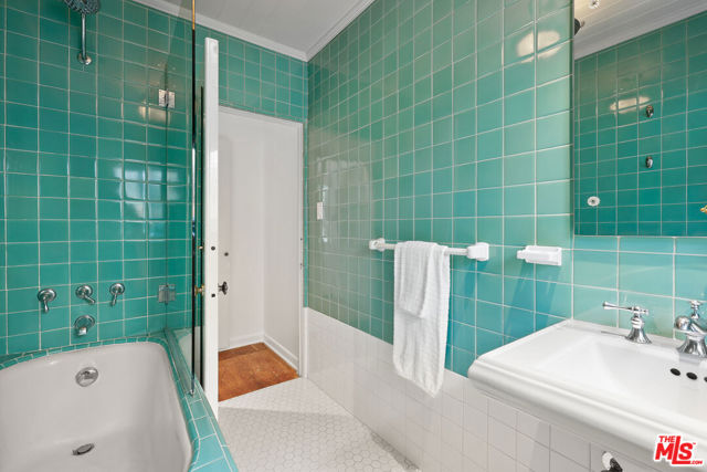 2005 Chilton Drive, Glendale CA: https://media.crmls.org/mediaz/4ebc83b2-5d45-42fb-bef8-fb8273f0644f.jpg