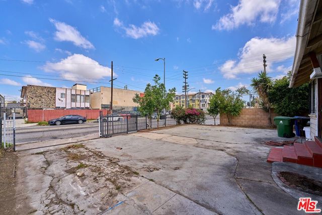 1612 Arlington Avenue, Los Angeles CA: https://media.crmls.org/mediaz/4ebc8b7c-c80a-4042-a043-9afb5db25394.jpg