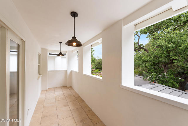 1211 Ridgecrest Place, Westlake Village CA: https://media.crmls.org/mediaz/4ebcd393-9aa4-4212-8900-e45b1e547c3b.jpg