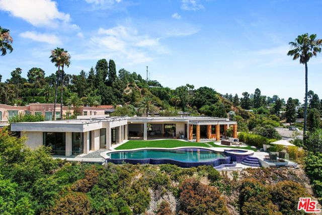 455 Castle Place, Beverly Hills CA: https://media.crmls.org/mediaz/4ebd07cc-c388-4b36-93a8-7e0437c34df3.jpg