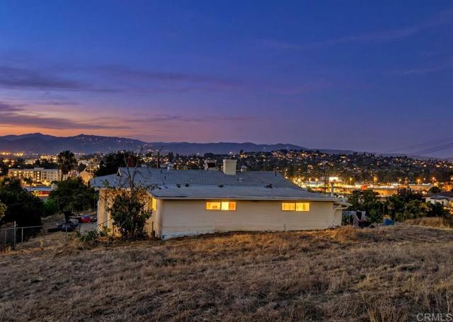 925 Grand Ct, Escondido, CA 92025