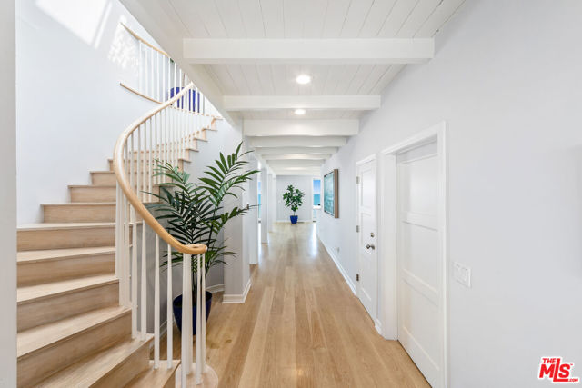 27040 Malibu Cove Colony Drive, Malibu CA: https://media.crmls.org/mediaz/4ebe1359-7978-4cf0-bcd0-729e1074a829.jpg