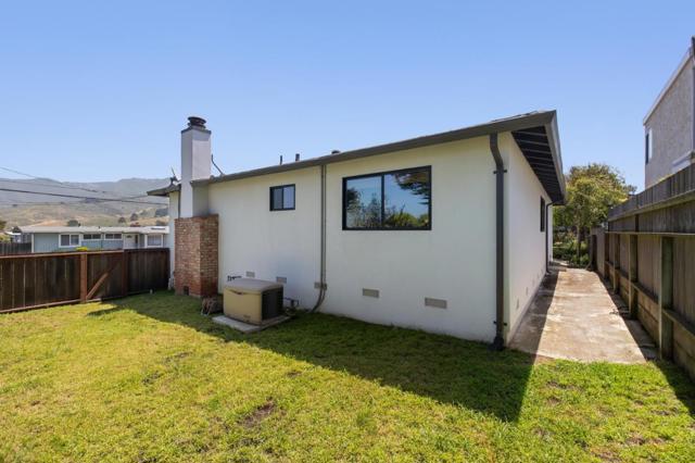 300 4th Street, Montara CA: https://media.crmls.org/mediaz/4ebe6188-730f-4ed7-acb4-62262b07c525.jpg