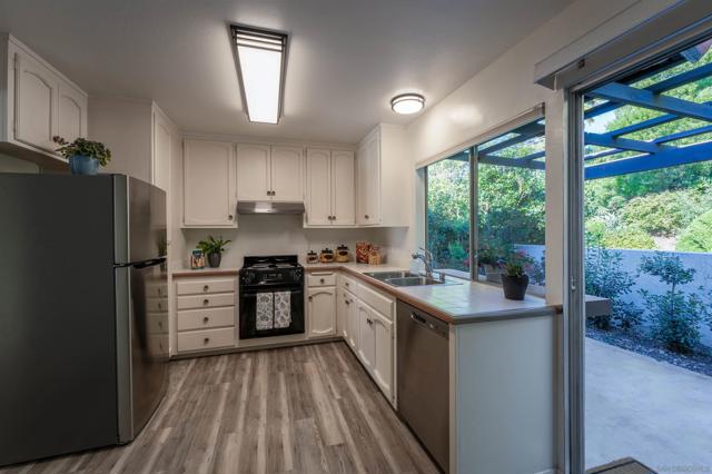 12780 Avenida La Valencia, San Diego CA: https://media.crmls.org/mediaz/4ebf3c97-7a90-4661-8fc8-08f272a014e8.jpg