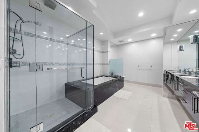 1318 Roxbury Drive, Los Angeles CA: https://media.crmls.org/mediaz/4ebf4229-e750-4815-b29f-a49c5ccb29ff.jpg