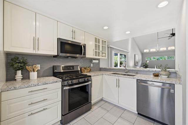 Detail Gallery Image 9 of 25 For 3327 Vivienda Cir, Carlsbad,  CA 92009 - 3 Beds | 2 Baths