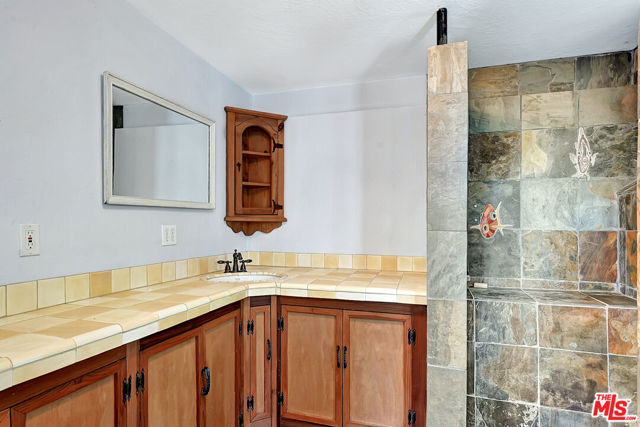 19805 Valley View Drive, Topanga CA: https://media.crmls.org/mediaz/4ec14ed9-33e5-4010-b15a-b3bf1dac515d.jpg