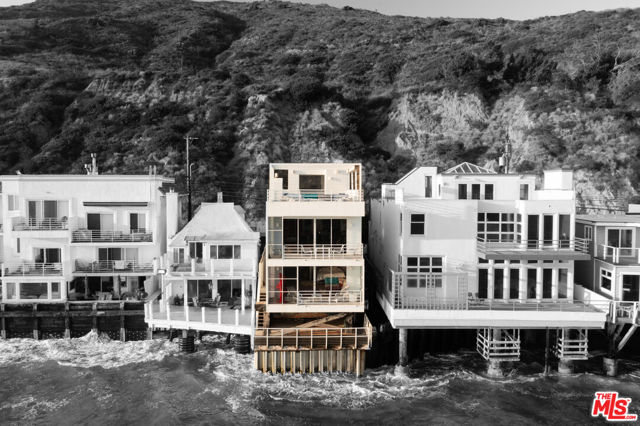 19124 Pacific Coast Highway, Malibu CA: https://media.crmls.org/mediaz/4ec1f027-130f-4e78-bc09-90d67429f1b2.jpg