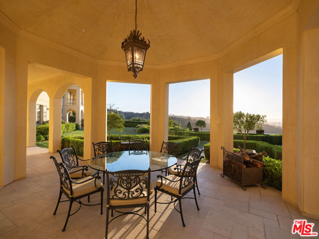 13961 Aubrey Road, Beverly Hills CA: https://media.crmls.org/mediaz/4ec20bf7-90ee-486d-89f0-2774eba2f6f4.jpg