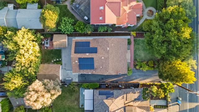 2061 Valparaiso Avenue, Menlo Park CA: https://media.crmls.org/mediaz/4ec39c14-0abf-4e24-a3c7-b266247e7002.jpg