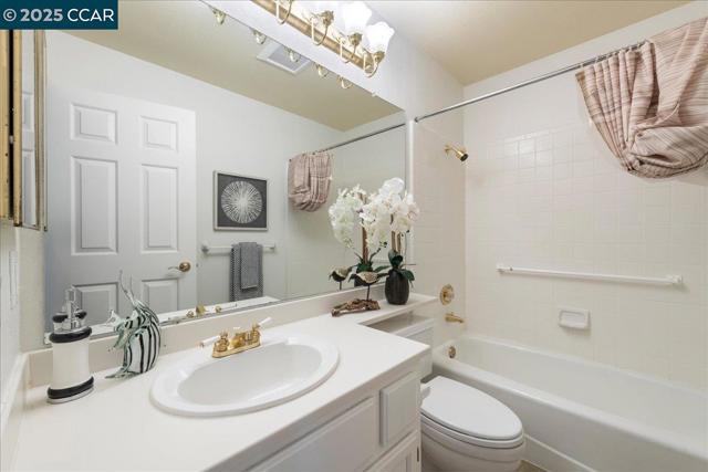 5501 Terra Granada Dr, Walnut Creek CA: https://media.crmls.org/mediaz/4ec3b98d-ac5b-4c74-80c5-5e3fe201de83.jpg
