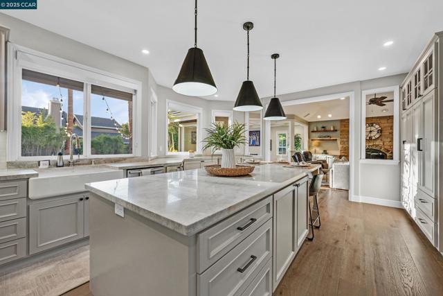 10 Woodside Dr, Danville CA: https://media.crmls.org/mediaz/4ec4679a-43f7-48d6-a2a8-544e65ff1209.jpg
