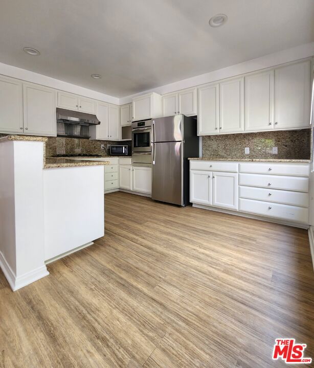 1357 1361 S Beverly Glen Boulevard, Los Angeles CA: https://media.crmls.org/mediaz/4ec52b47-6d3f-4cb3-ba0e-8955a601abc3.jpg