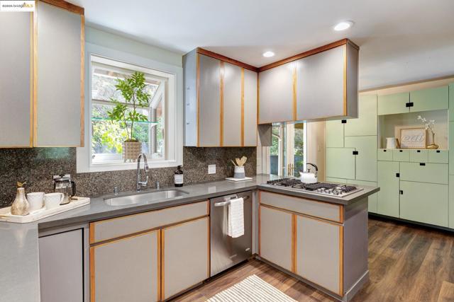3 Mountain View Pl, Lafayette CA: https://media.crmls.org/mediaz/4ec5fedc-4799-4003-800d-6e2b8cc01437.jpg