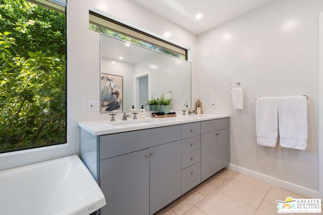 290 W Lilliana Drive, Palm Springs CA: https://media.crmls.org/mediaz/4ec72449-27c8-4575-9d18-c62c3118448b.jpg