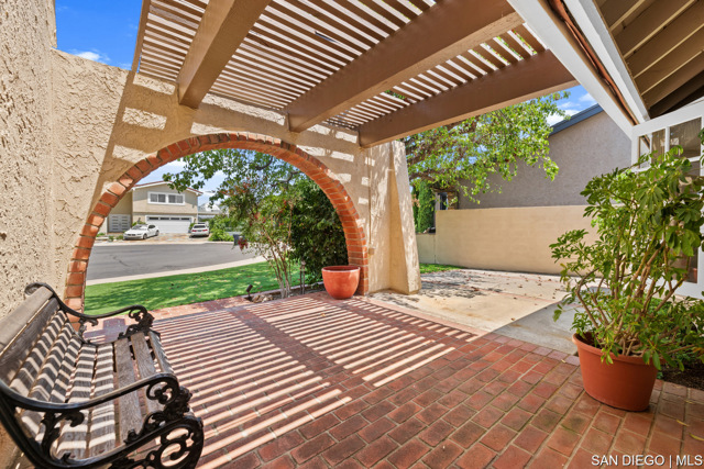 24231 Robledo, Mission Viejo CA: https://media.crmls.org/mediaz/4ec7e050-849b-46a4-abd3-db1b1699b167.jpg